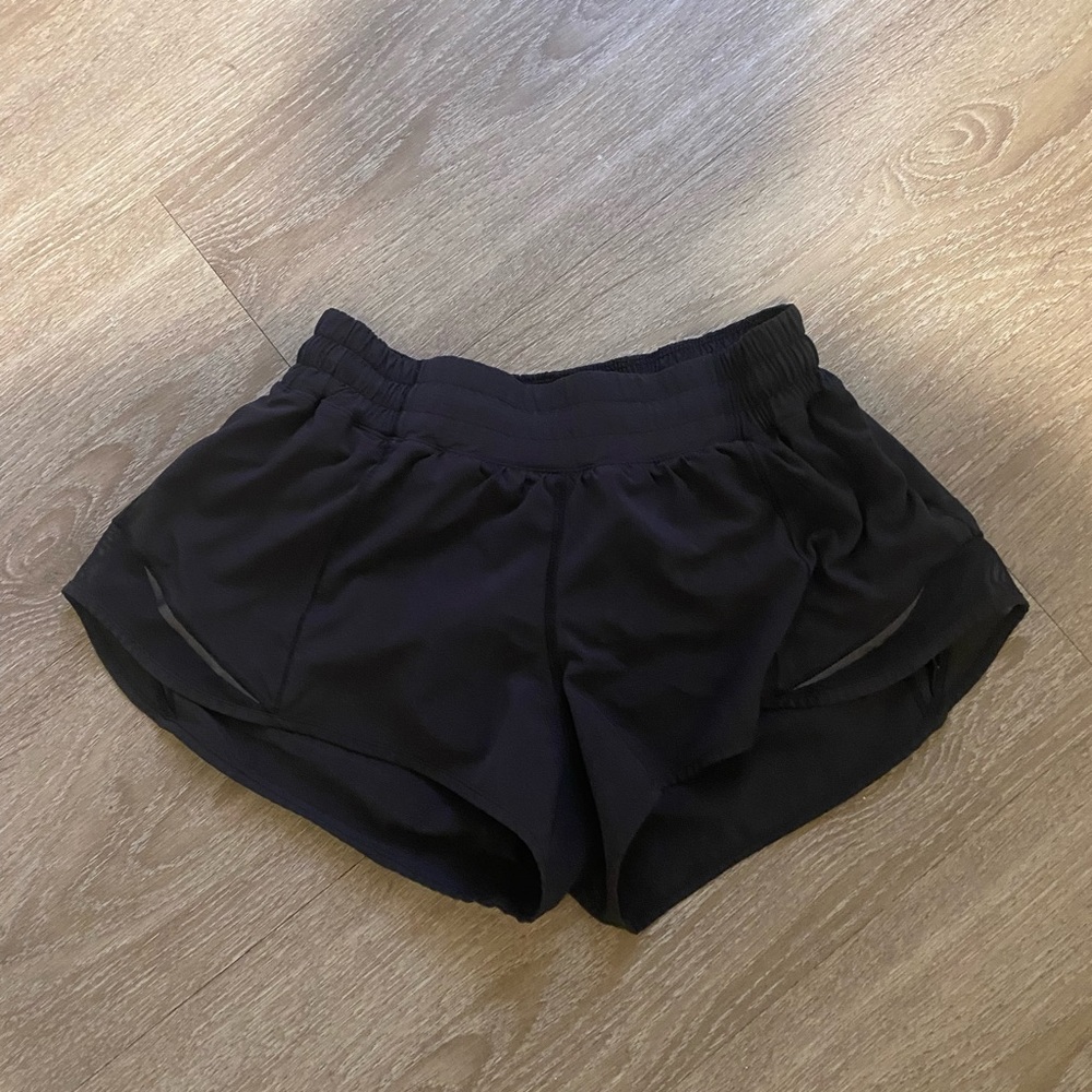 Black Lululemon size 6 2.5 inch inseam hotty hot shorts